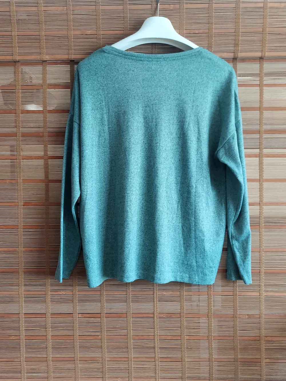 Relaxed V-Neck Long Sleeve Sweater in Teal Green